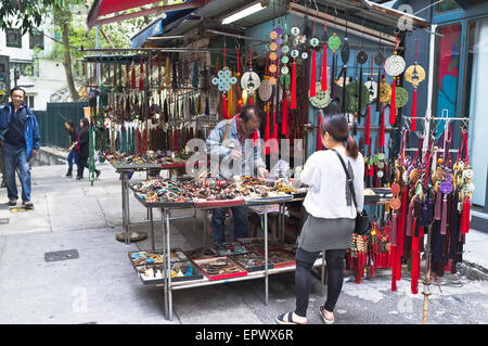 Dh superiore fila Lascar Sheung Wan HONG KONG uomo cinese antiquariato navigazione bancarella di strada Cat street mercato vecchio Foto Stock