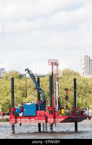 Rig la perforazione sotto il Tamigi nel centro di Londra per valutare condizioni geologiche per la Thames Tideway Tunnel super di fognature. Foto Stock