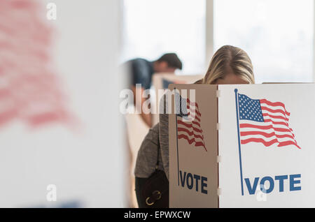 La donna il voto il giorno delle elezioni Foto Stock