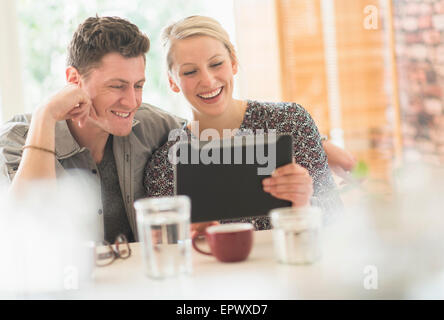 Paio utilizzando tablet pc in cafe Foto Stock