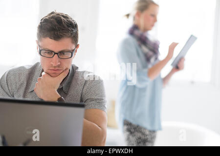 Uomo e donna che lavorano in ufficio Foto Stock