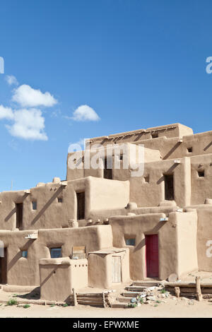 Antiche case di adobe nello storico insediamento di Taos Pueblo, Nuovo Messico, Stati Uniti d'America. Foto Stock