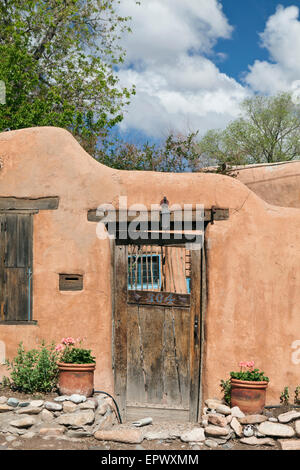 Un adobe house e patii murata a Santa Fe, New Mexico, negli Stati Uniti. Foto Stock