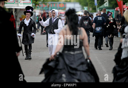 Leipzig, Germania. 22 Maggio, 2015. I visitatori del Wave-Gotik-Treffen (WGT) (lit. Onde soddisfare gotico) a piedi attraverso il sito del festival di Lipsia, in Germania, il 22 maggio 2015. Gli organizzatori si aspettano circa 20.000 visitatori oltre il fine settimana di Pentecoste. Foto: JAN WOITAS/dpa/Alamy Live News Foto Stock