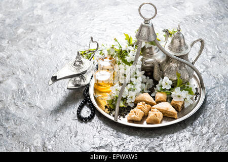 Teiera e bicchieri, tradizionali delizie orientali baklava. Festività islamiche decorazione Foto Stock