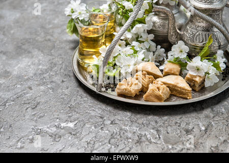 Il tè verde e dolci tradizionali baklava. Oriental vasellame in argento Foto Stock