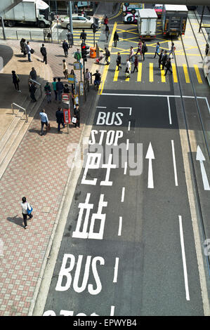 dh Des Voeux Rd CENTRAL HONG KONG Bus fermata dipinta in strada inglese e cinese calligrafia segni cina strade segnaletica Foto Stock