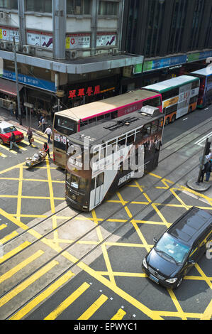 dh Des Voeux Rd CENTRAL HONG KONG Tram e autobus Hong Kong Road giunzione tram isola traffico città strade del centro Foto Stock