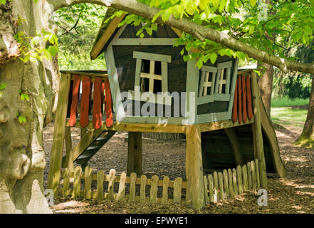 Bambini che giocano casa nel bosco. Foto Stock