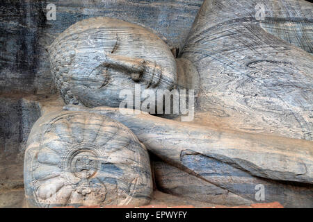 Buddha reclinato, Gal Viharaya, Sito Patrimonio Mondiale dell'UNESCO, la città antica di Polonnaruwa, Sri Lanka Foto Stock