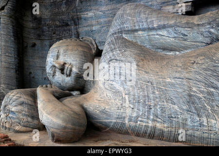 Buddha reclinato, Gal Viharaya, Sito Patrimonio Mondiale dell'UNESCO, la città antica di Polonnaruwa, Sri Lanka Foto Stock