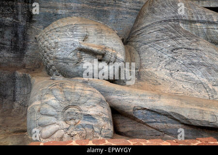 Buddha reclinato, Gal Viharaya, Sito Patrimonio Mondiale dell'UNESCO, la città antica di Polonnaruwa, Sri Lanka, Asia Foto Stock