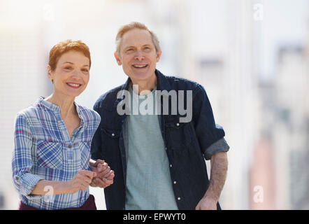 Ritratto all'aperto di sorridere Coppia senior Foto Stock