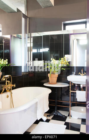 Classico bianco e nero bagno piastrellato in South African home Foto Stock