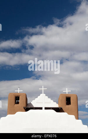 Crocifissi adornano la San Geronimo chiesa a Taos Pueblo, Nuovo Messico, Stati Uniti d'America. Foto Stock