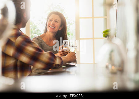 Matura in data al ristorante Foto Stock