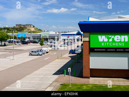 Wren cucine, parcheggio auto e altri dettaglianti a Castle Marina Retail Park a Nottingham, Inghilterra. Foto Stock