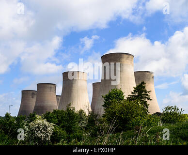 Le torri di raffreddamento di E.ON UK controllata Ratcliffe-On-Soar power station, vicino a Nottingham. Foto Stock