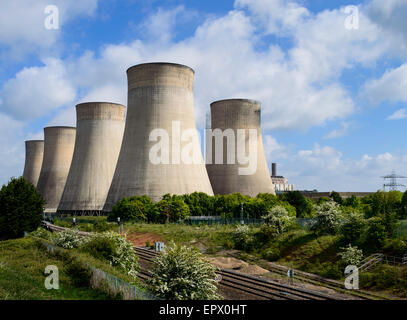 Le torri di raffreddamento di E.ON UK controllata Ratcliffe-On-Soar power station, vicino a Nottingham. Foto Stock