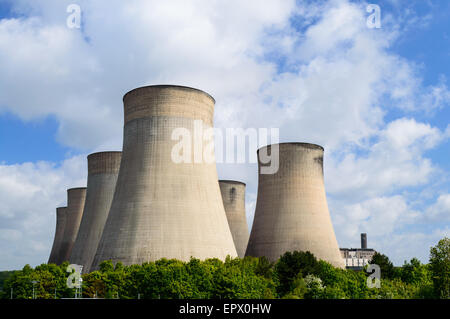 Le torri di raffreddamento di E.ON UK controllata Ratcliffe-On-Soar power station, vicino a Nottingham. Foto Stock