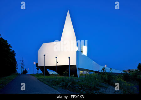 Autostrada guglia della chiesa contro il cielo di sera Foto Stock