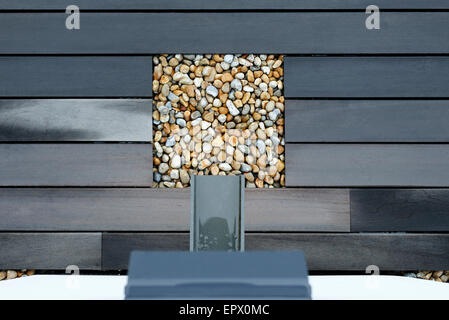 L'esterno guardando verso il basso sul tubo di lancio dell'acqua e la ghiaia soakaway nel deck dal balcone coperto, Tresithney, Cornwall, Regno Unito Foto Stock