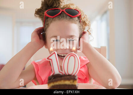 La ragazza (10-11) celebra decimo compleanno Foto Stock