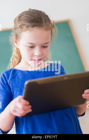 La ragazza (10-11) con la compressa in aula Foto Stock