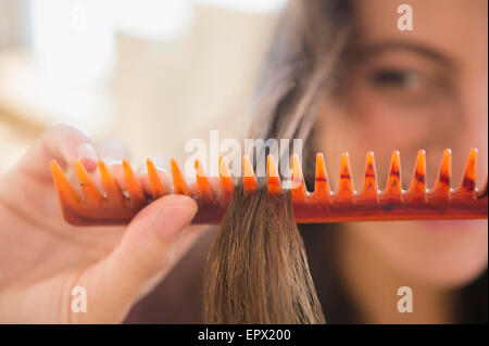 Close up donna spazzolare i capelli Foto Stock