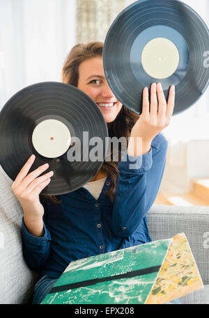 Donna che mantiene due dischi in vinile Foto Stock