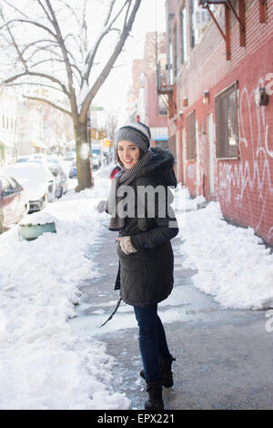 Stati Uniti d'America, New York, Brooklyn, Donna nella città di inverno Foto Stock