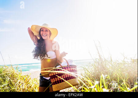 Stati Uniti d'America, Florida, Giove, donna nel cappello cestello porta sulla spiaggia Foto Stock