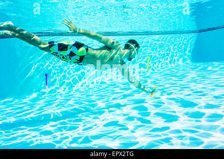 Stati Uniti d'America, Florida, Giove, vista laterale del giovane di nuoto in piscina Foto Stock