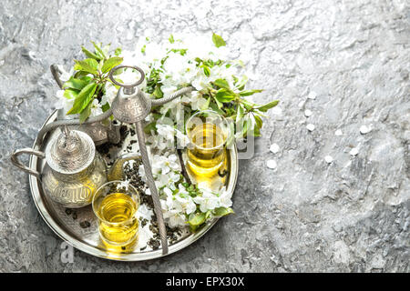 Bicchieri di tè e pot. Oriental vasellame in argento con decorazioni. Vista dall'alto. Messa a fuoco selettiva Foto Stock