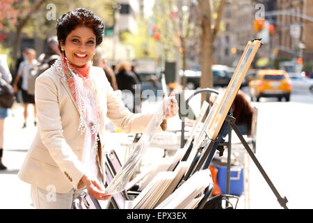 Stati Uniti d'America, nello Stato di New York, New York City, ritratto di donna la visione di arte su strada Foto Stock