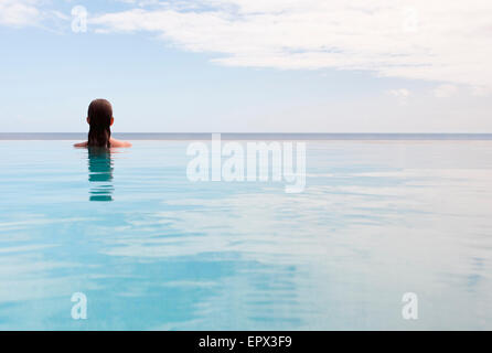 Stati Uniti, Isole Vergini, San Giovanni, Donna in piscina Foto Stock