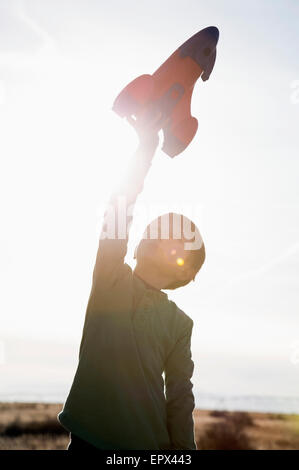 Stati Uniti d'America, Colorado, ragazzo (6-7) giocando con il razzo giocattolo Foto Stock