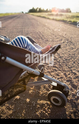 Stati Uniti d'America, Colorado, basso-sezione di baby girl (6-11 mesi) nel passeggino Foto Stock