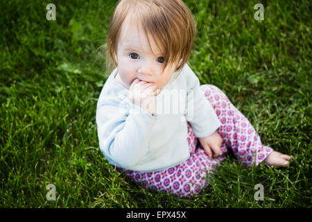 Ritratto di bambina (6-11 mesi) con la mano in bocca Foto Stock