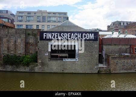 Un banner per il Finzels raggiungere un progetto di sviluppo in Bristol. Foto Stock