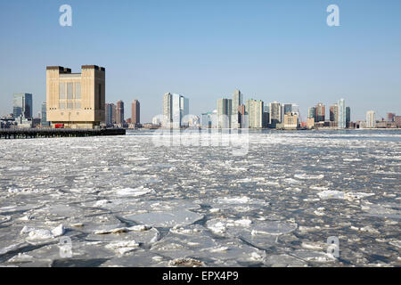 Stati Uniti d'America, New York, il fiume Hudson, skyline della città in inverno Foto Stock