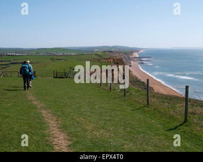 Walker sulla costa sud-ovest il percorso nei pressi di Eype, Dorset, Regno Unito Foto Stock