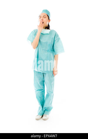 Femmina asiatica chirurgo sbadigli con la mano sulla bocca Foto Stock