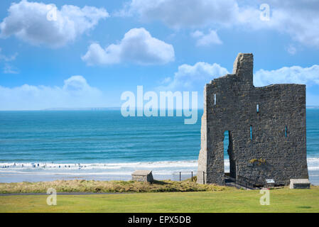 Ballybunion rovine del castello sulla wild atlantic modo nella contea di Kerry in Irlanda come visto dalla terra Foto Stock