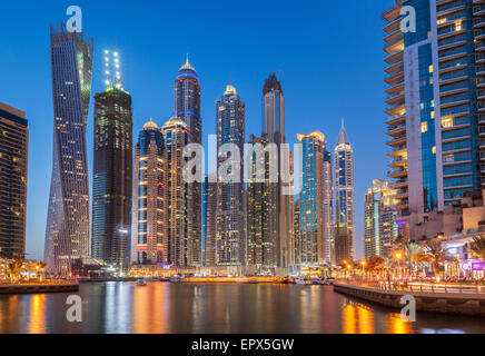 Marina di Dubai skyline notturno, città di Dubai, Emirati Arabi Uniti, Emirati arabi uniti, Medio Oriente Foto Stock