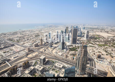 Vista aerea di Dubai di Sheikh Zayed Road dalla piattaforma di osservazione Burj Khalifa, Dubai City, Emirati Arabi Uniti, Emirati Arabi Uniti, Emirati Arabi Uniti, Medio Oriente Foto Stock