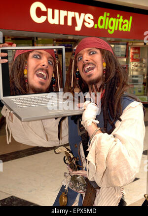 "Pirati di Wolverhampton'. Jack Sparrow lookalike Johnny Paton ha lanciato oggi il nuovo online instant win gioco, "Pirati dei Caraibi", per la lotteria nazionale a Currys nel centro Mander. Per ulteriori informazioni chiama Julian Fisher su 01543 258182 o 715809 07970 Foto Stock