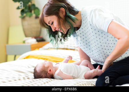Madre sorridente giocando sulla cattiva con baby boy (6-11 mesi) Foto Stock