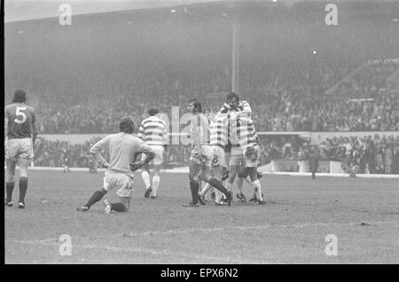 Il 1975 Glasgow Cup finale contestato tra Rangers e Celtic all'Hampden Park il 10 maggio, 1975. Il gioco ha finito in un 2-2 disegnare e le regole del concorso forebade tempo extra. Il replay non ha mai avuto luogo. Foto Stock