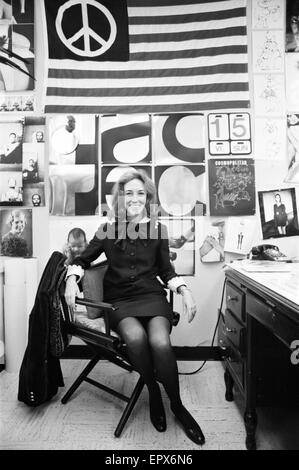 Helen Gurley Brown, 18 febbraio 1922 al 13 agosto 2012, l'autore americano, publisher e imprenditrice. In particolare, ella era redattore capo della rivista cosmopolita per 32 anni. Nella foto nel suo ufficio di New York, 22 maggio 1970. Foto Stock